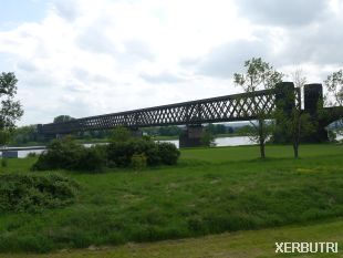 Team Xerbutri steekt de Rijn over via de Kronprinz Wilhelmbrücke te Urmitz