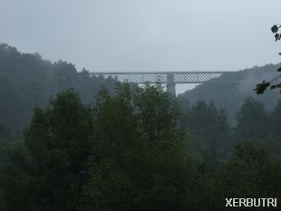 Bezoek aan de indrukwekkende hoge spoorbrug Viaduc de la Tardes in een eenzame vallei