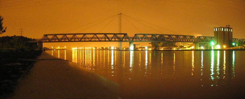 De spoorbrug bij Lixhe over het Albertkanaal bij nacht 2005