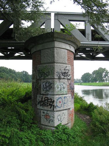 Een pijler van de brug