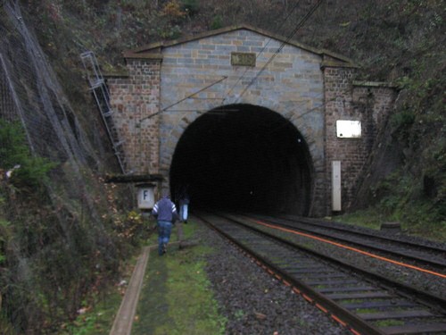 Team Xerbutri runs to the entrance of the Rudersdorfer tunnel