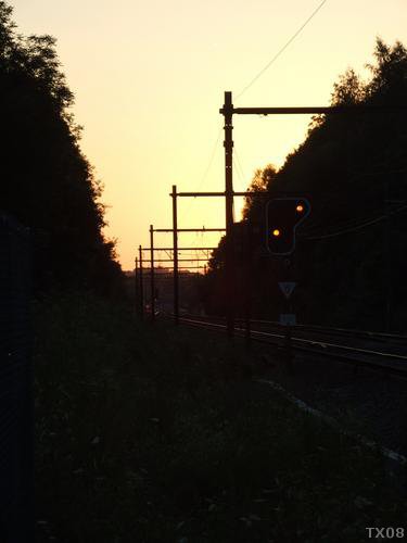 Spoorlijn bij Remersdael bij zonsondergang