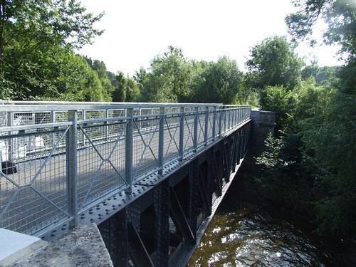 Bridge crossing the Lesse river