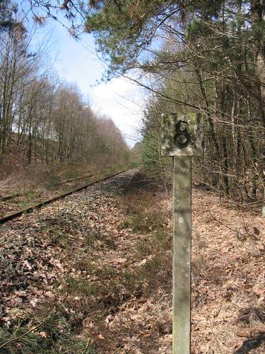 Hectometrepole 8 along the unused railway 18