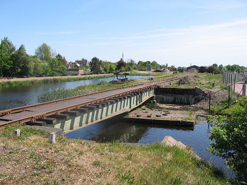 Spoorbruggen, links ligt de spoorbrug die tegenwoordig nog door de museumlijn gebruikt wordt, rechts lag de voormalige brug van de spoorlijn naar Emmen