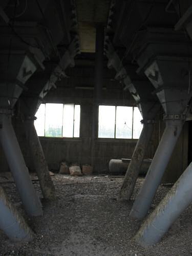 Onder de silo's