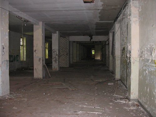 Het kantinegebouw op een verlaten militair terrein