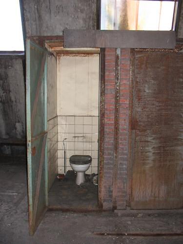 Toilet in the toppling hall
